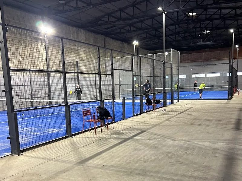 Pistes bleues en intérieur au club Padel Garona, à Ramonville-Saint-Agne