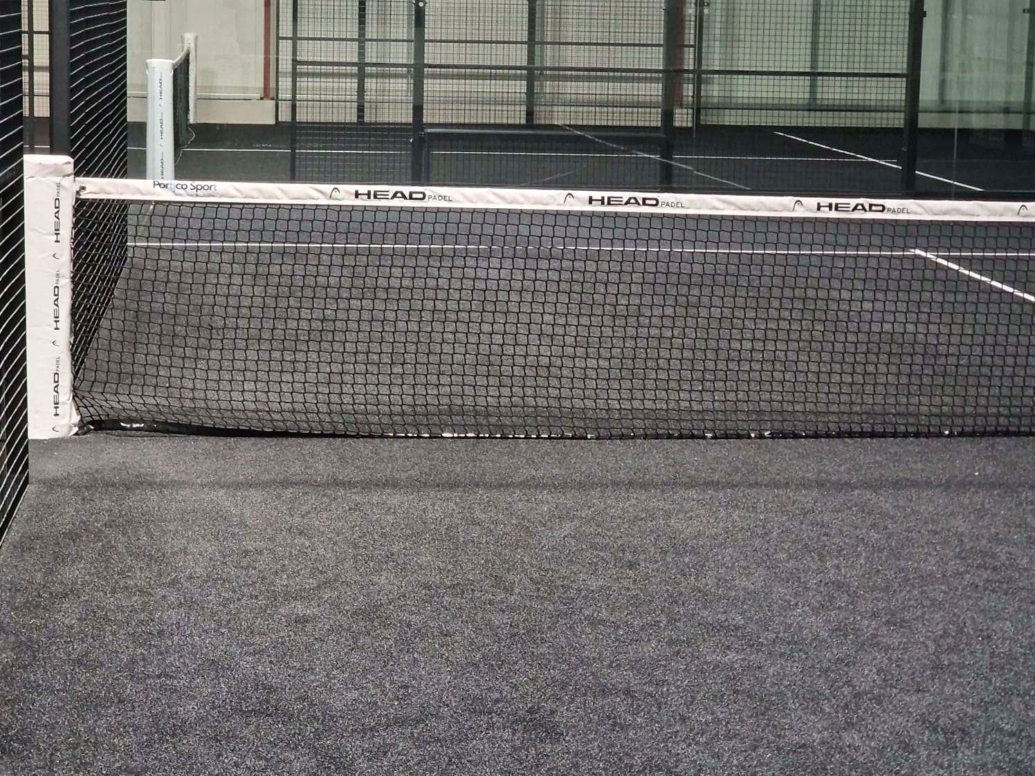 Filet et gazon noir à Padel Izon