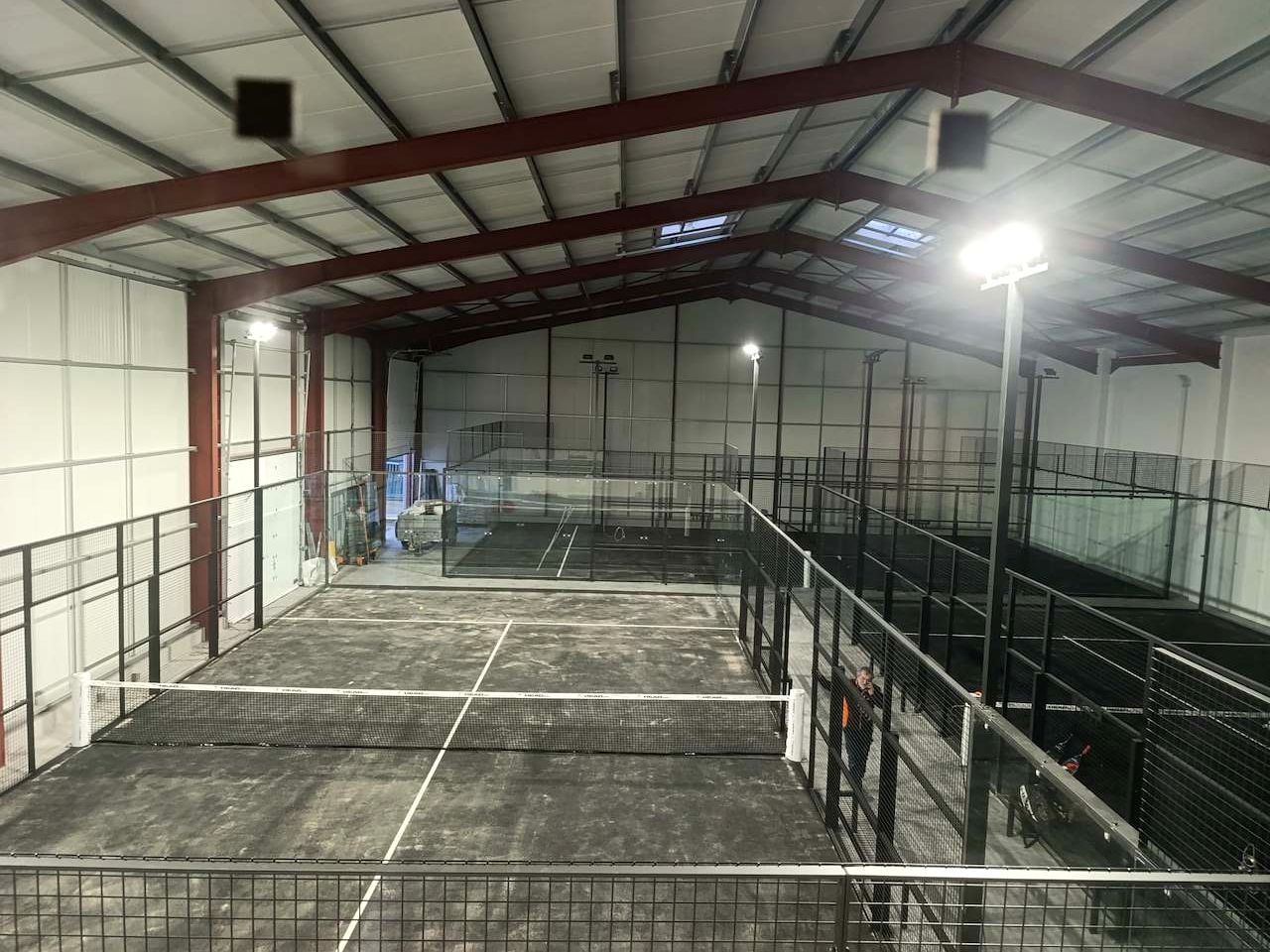 Vue d’ensemble de la salle de Padel Izon et de ses pistes à gazon noir