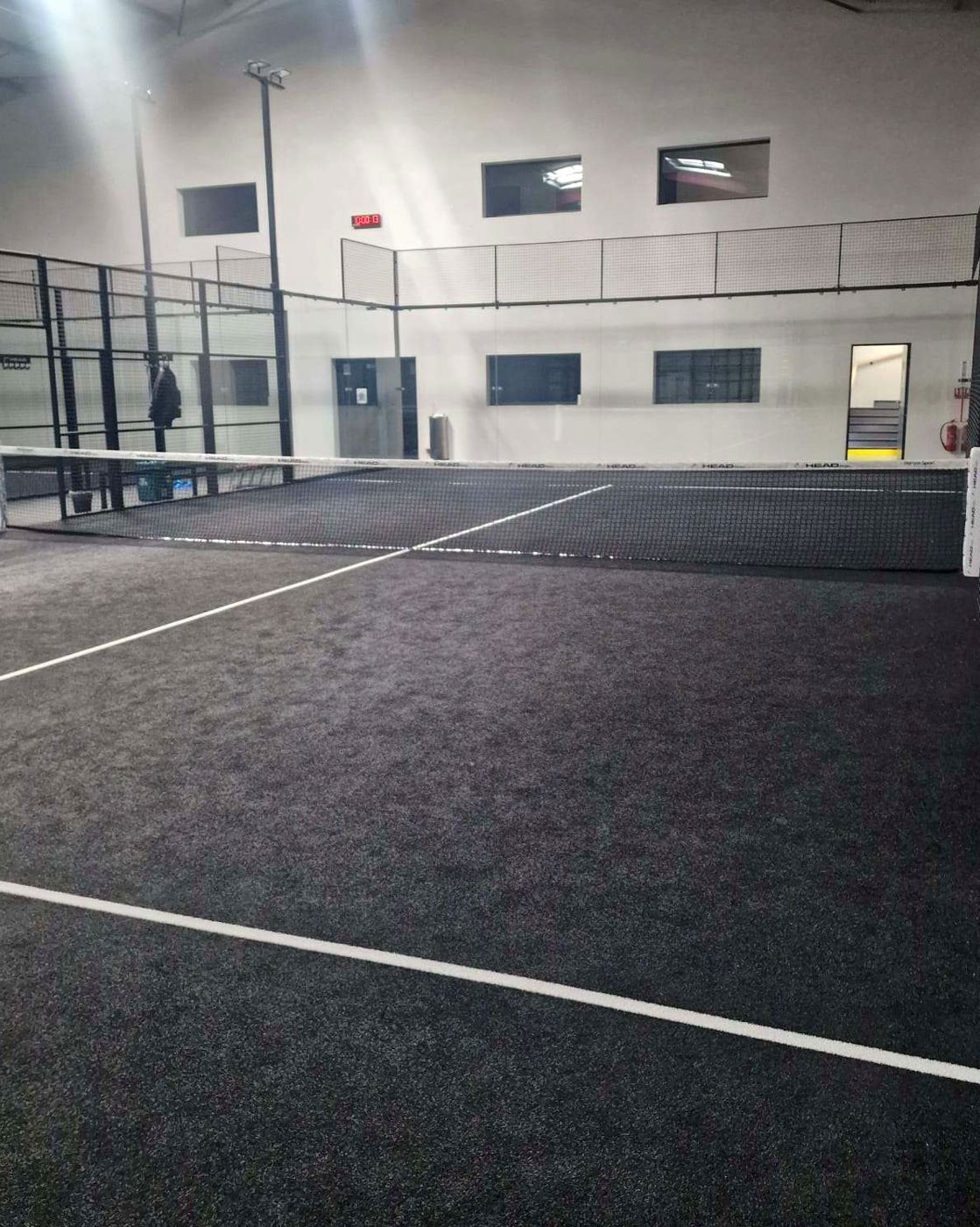 Piste de padel intérieure à gazon noir posée par AGEPADEL au club Padel Izon