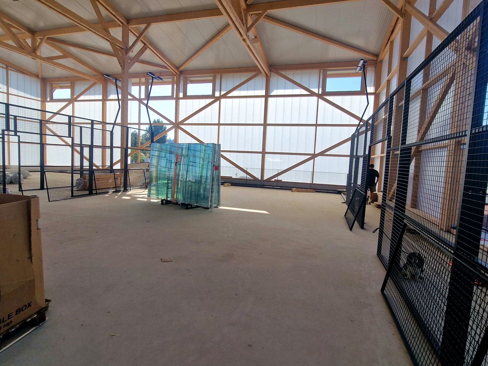 Montage sous la charpente · Padel Millenium